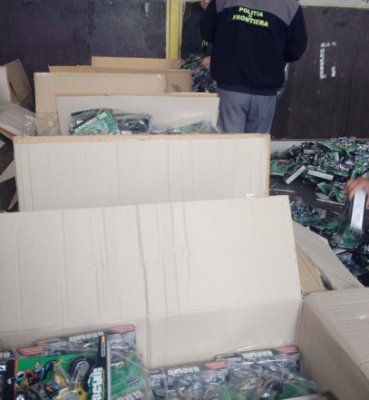 Jucării contrafăcute în valoare de 64.000 euro, reţinute de vameşi